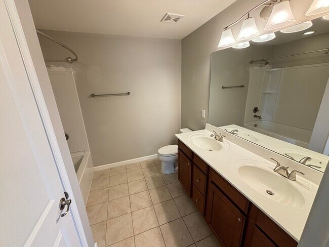Building Photo - Fairway Farms home close to Vietnam Vetera...