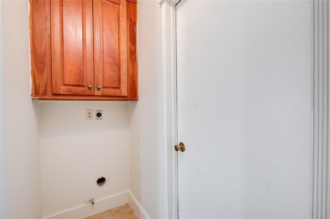Building Photo - 2503 Lively Ln