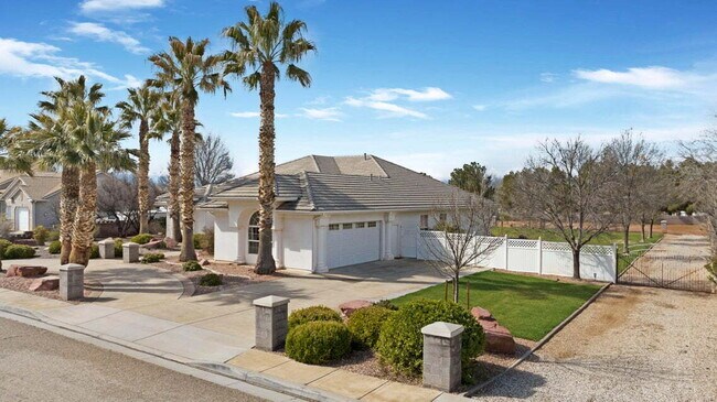 Building Photo - Spacious 5 bed 3 bath with large back yard.