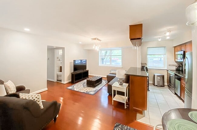 Building Photo - Tastefully Renovated 2 Bedroom 1 Bathroom ...