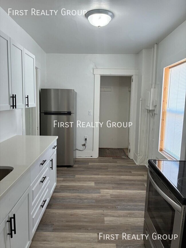 Building Photo - 104 1/2 E. Pearl Street-