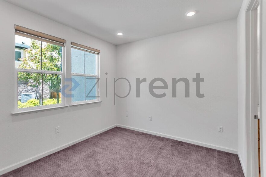 Building Photo - Unit