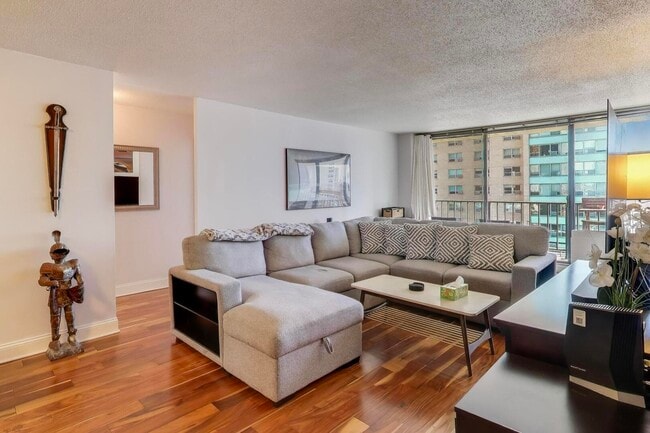 Building Photo - 3150 N Sheridan Rd