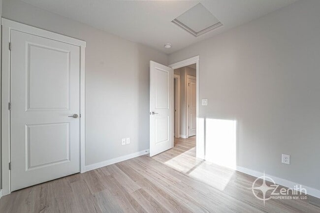 Building Photo - 4915 NE 2nd Ct