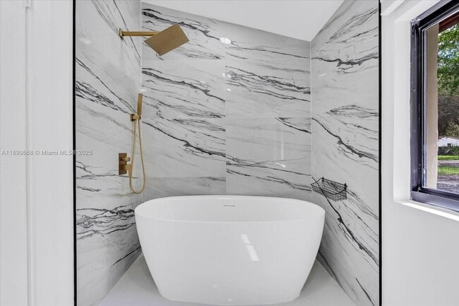 Building Photo - 125 NE 107th St