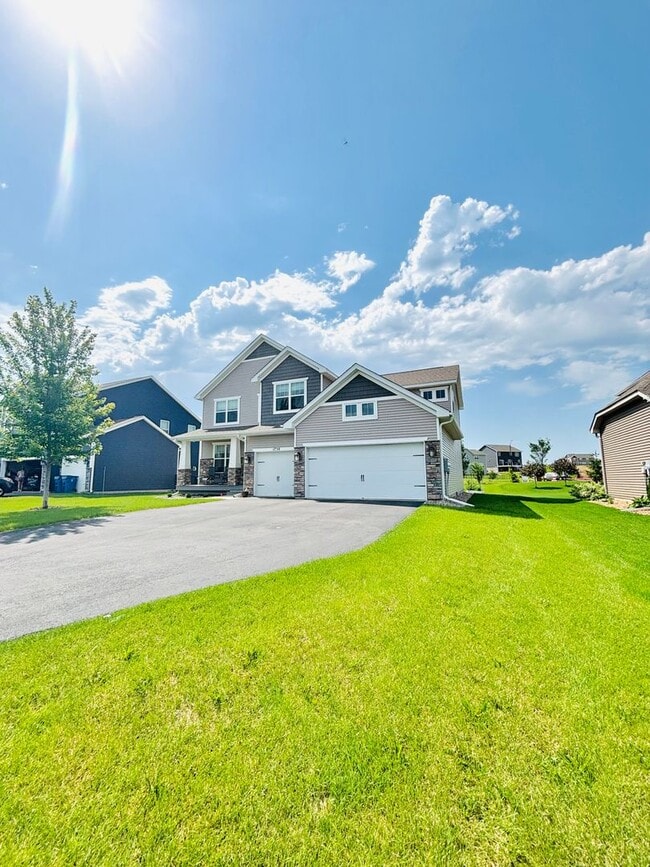 Building Photo - Stunning 5bed/3 1/2 bath Home in Shakopee!