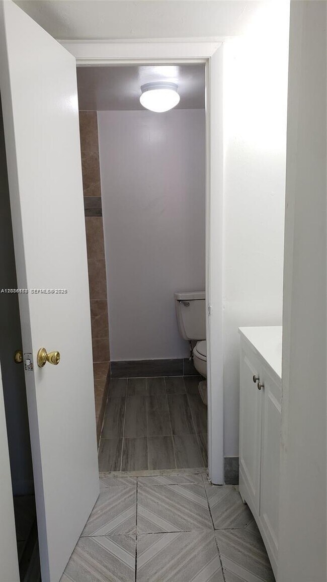 Building Photo - 1325 W 68th St