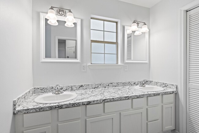 Building Photo - Beautifully Updated Townhouse in Niceville!