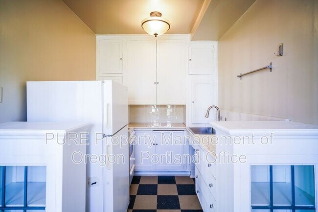 Building Photo - 709 SW 16th Ave