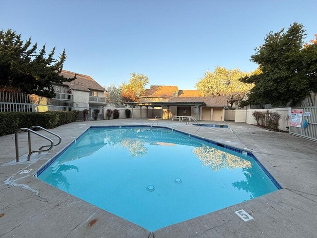Building Photo - Updated 2 Bedroom, 2 Bath Condo in Gated Summershore Community – San Jose!
