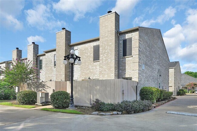 Building Photo - 2860 Holly Hall St