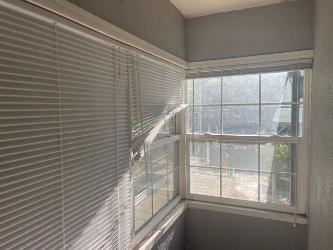 Building Photo - Cozy 2 bedroom bungalow home near UOP