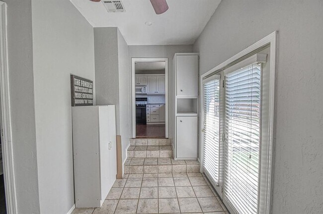 Building Photo - 1428 Lindale Ave