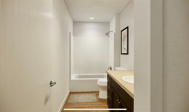 Building Photo - Ground Floor 2 Bed/2 Bath Unit with Great ...