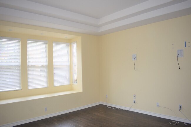Building Photo - Beautiful 5 bedroom, 5 bath home in Desira...