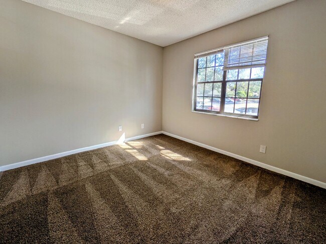 Building Photo - "NOW AVAILABLE! Spacious 3-Bedroom Townhouse Retreat with 2.5 Baths in Orange Park Awaits!"