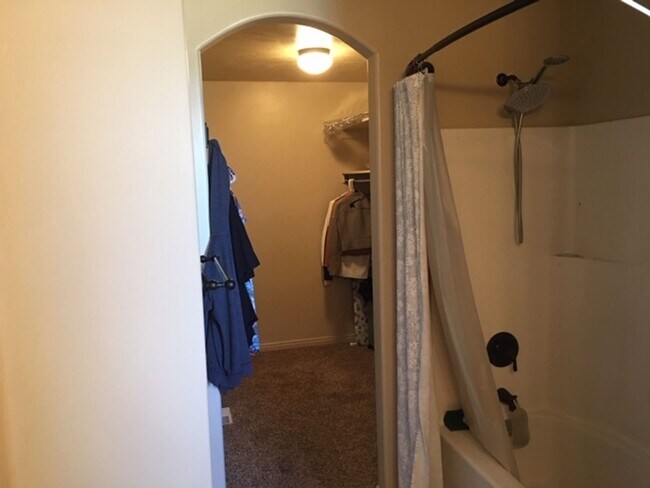 Building Photo - Roomy townhome