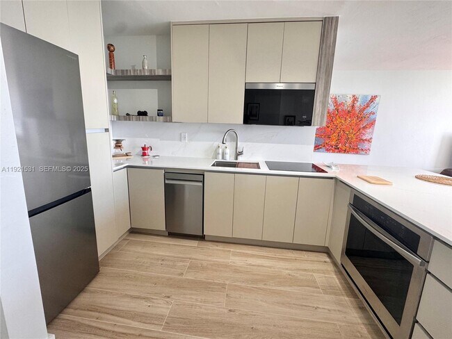 Building Photo - 2899 Collins Ave