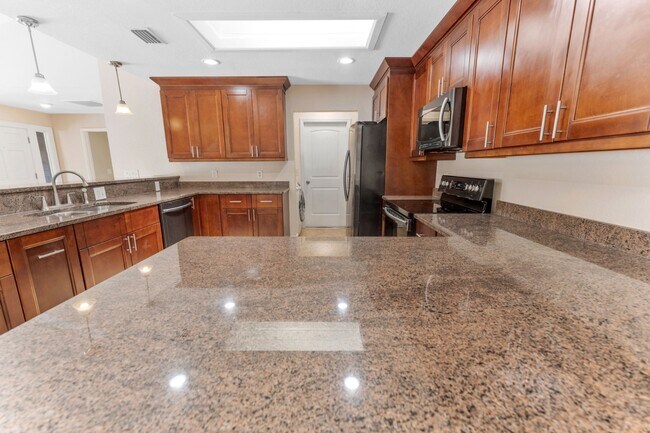 Building Photo - Stunning 3 BR/2 BA/2 Garage Single Family Home in  highly sought-after Sweetwater Oaks!