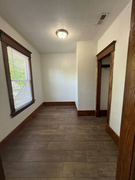 Building Photo - 523 Case Ave