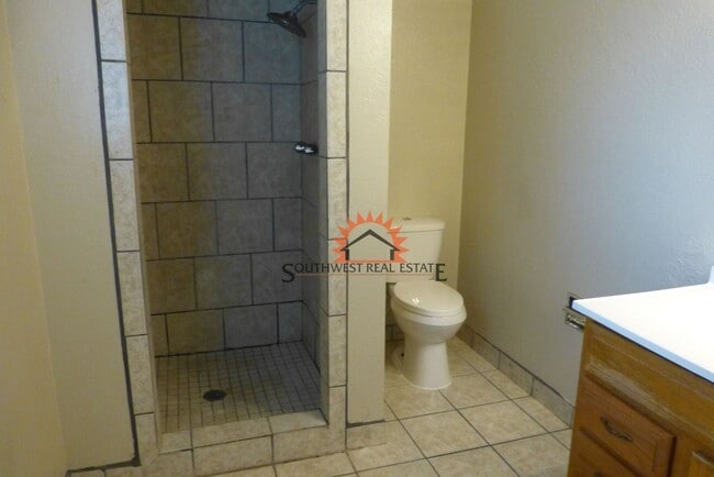 Building Photo - Lovely 3 bedroom 2 bath brick home.