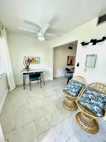 LANAI - 4158 Tamiami Trl