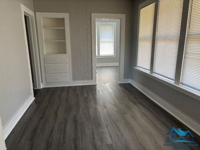 Building Photo - For Rent - 2 Bed/ 1 Bath Home