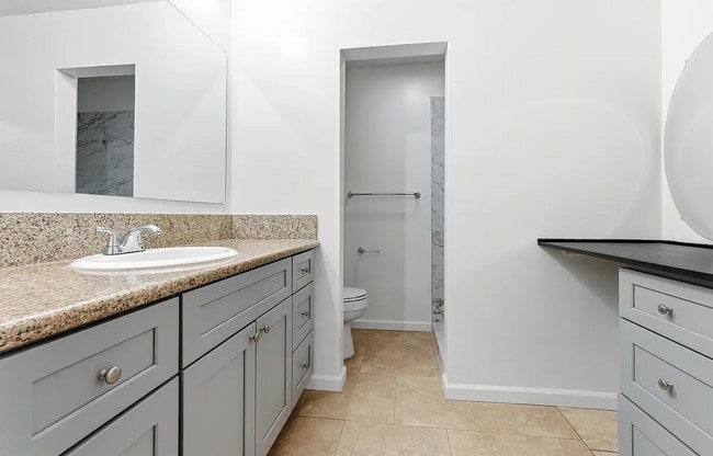 Building Photo - 179 W Hazelwood Dr