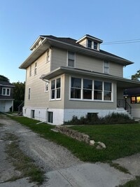 Building Photo - 2077 E Boatfield Ave