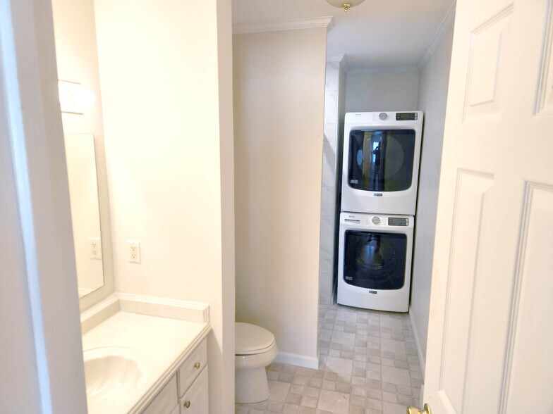 Building Photo - 12422 Kent Rd