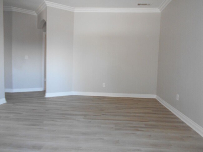 Building Photo - Spacious 2 Bedroom Condo Ready To Move-In!