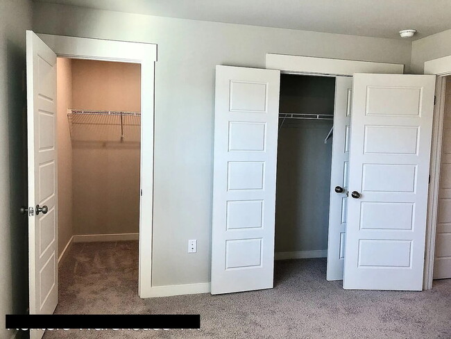 Building Photo - "Charming 3-Bed Townhouse with Granite Acc...