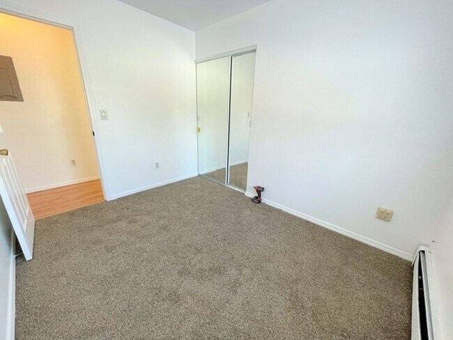 Building Photo - RARE FIND! Spacious and bright three bedroom apartment in South Anchorage with in unit laundry, f...