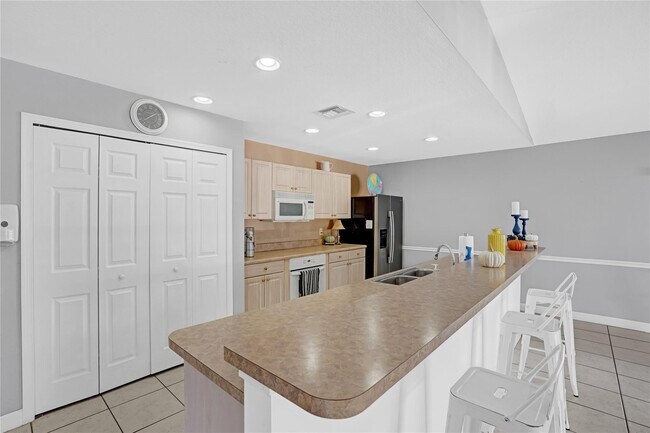 Building Photo - 1560 SE Royal Green Cir