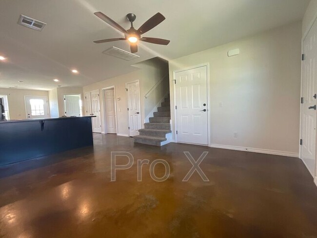 Building Photo - 606 Easton Dr