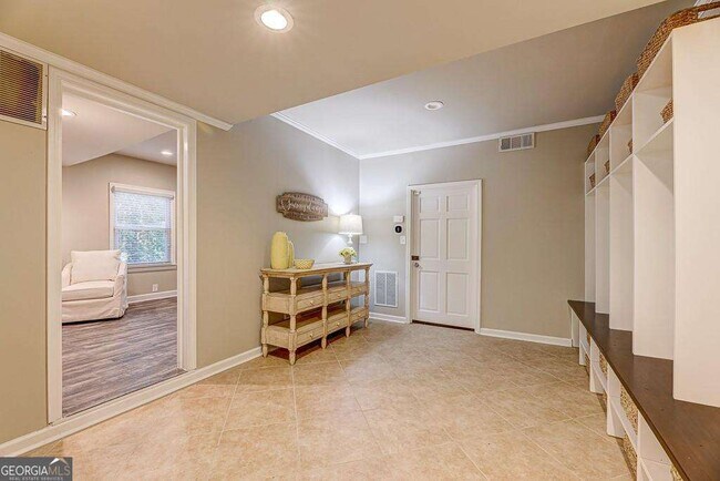 Building Photo - 1185 Lake Colony Dr