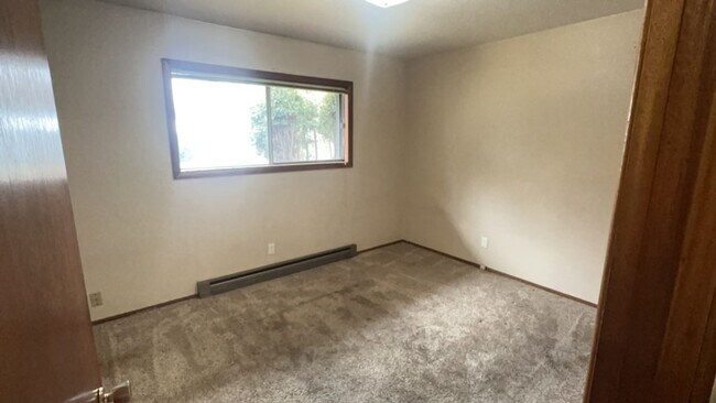 Building Photo - Charming 3BR/2.5BA Home with Fenced Yard in NE Madras - PENDING APPLICATION