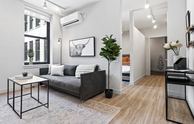 Building Photo - 330 S. Wells St - New Jr One Bed Located i...