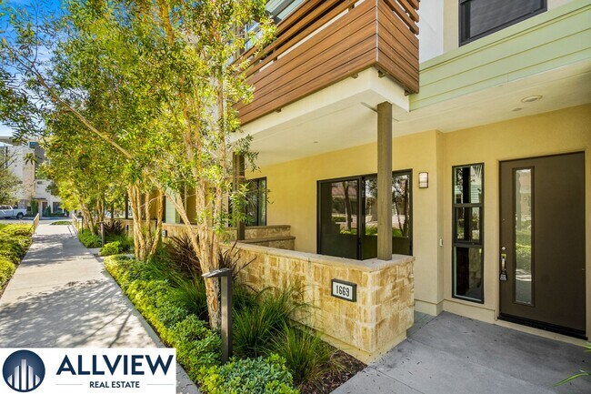 Building Photo - Gorgeous 4 Story Townhome Available in the Highly Desired 17 West Community!