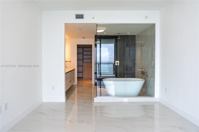 Building Photo - 700 NE 24th St