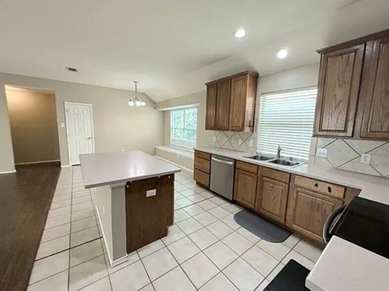 Building Photo - 13645 Valley Mills Dr