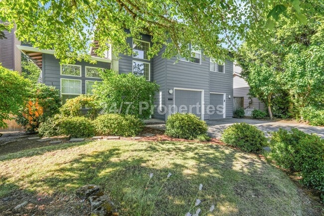 Building Photo - Inviting 3 BD | 2.5 BA Home w/ Massive Bac...
