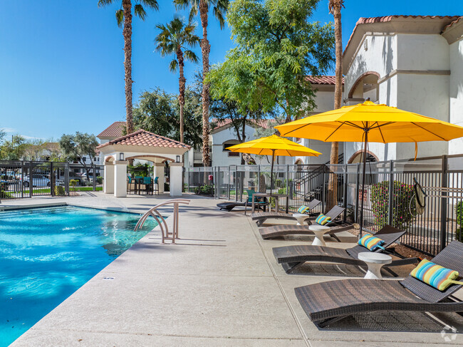 Pool - Del Mar Apartments