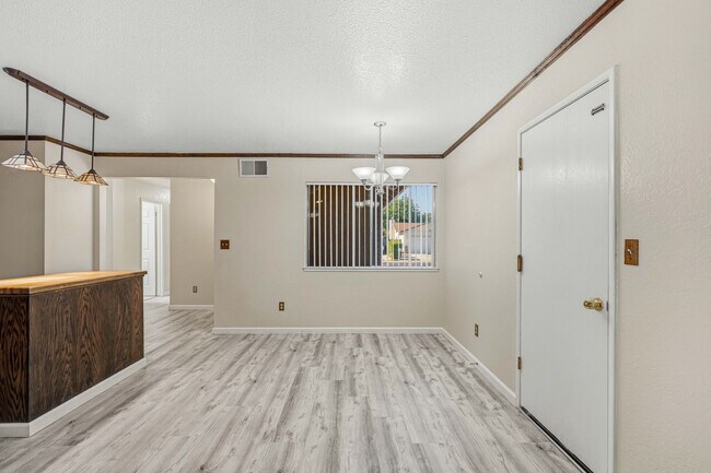 Building Photo - 2025 Sweetwater Dr