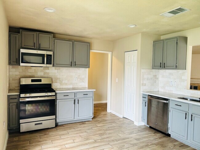 Building Photo - 2914 Lakeland Dr
