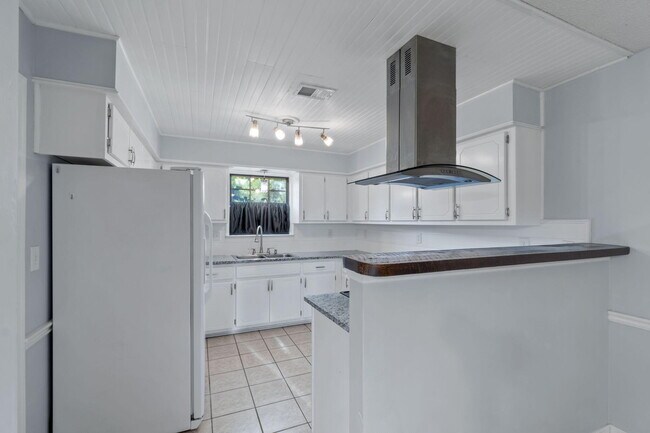 Building Photo - 502 Krest Dr