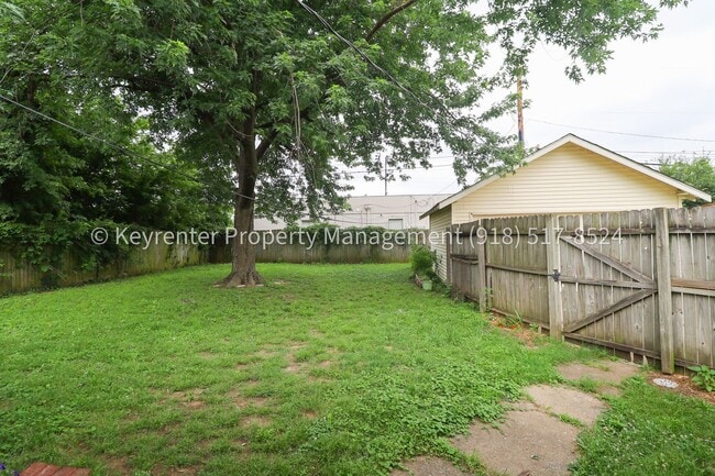 Building Photo - Beautifully Redone 1 Bedroom Duplex! Available for Immediate Move in!
