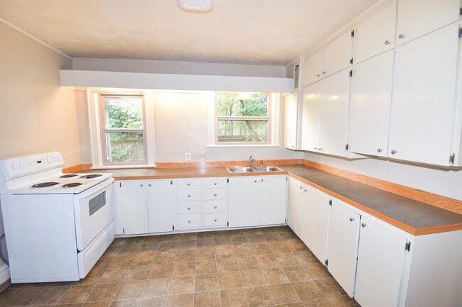 Building Photo - 2334 Augusta St