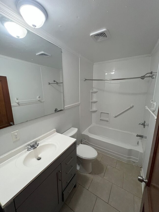 Building Photo - 4 bedroom, 2 bathroom home located in Bato...