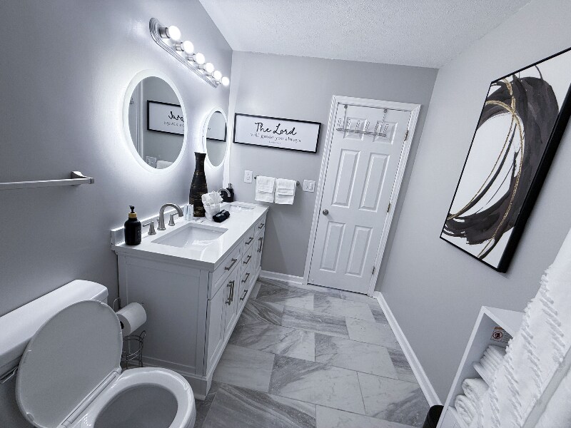 Building Photo - 1958 Bohemia Dr